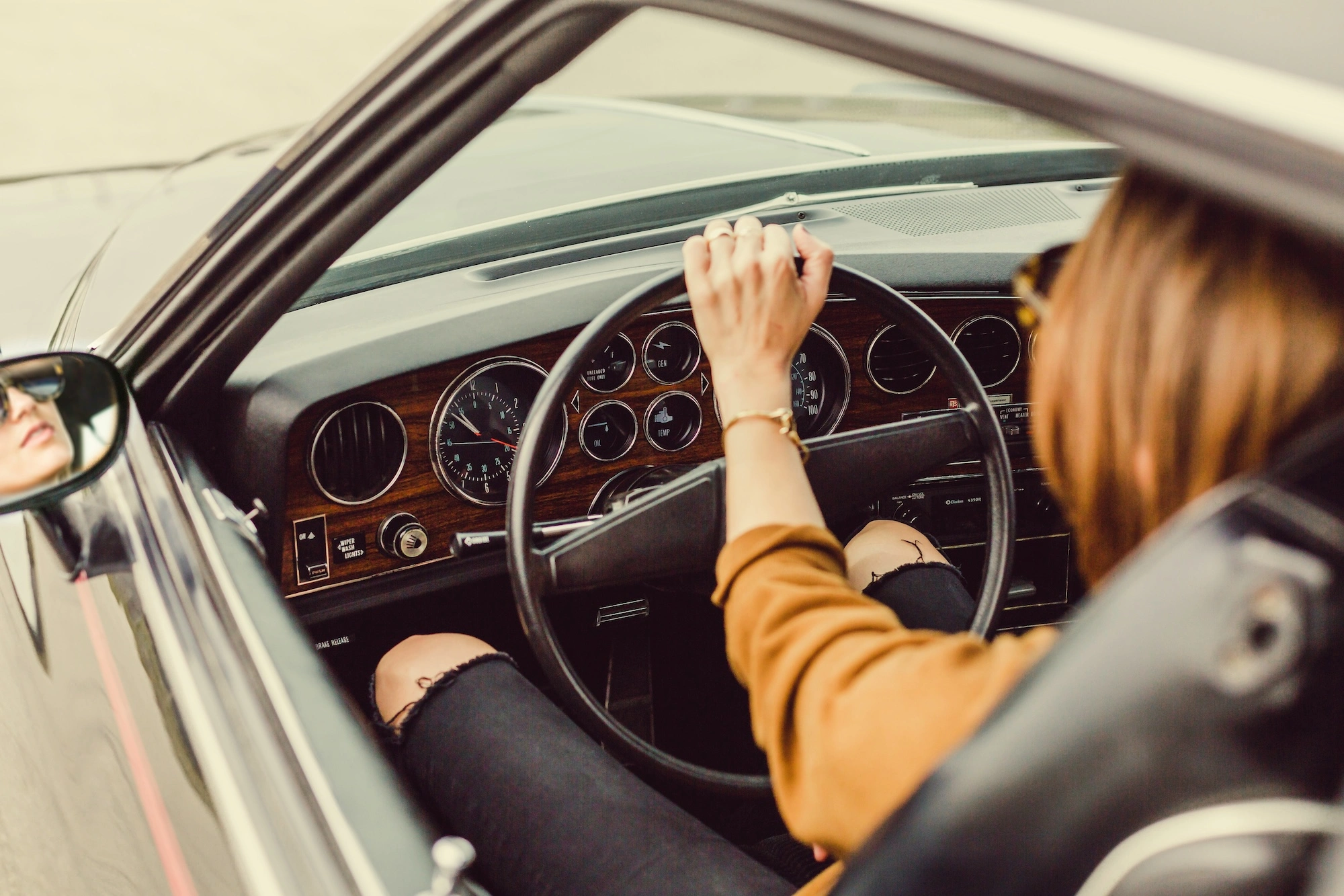 Groupe d'amis en voiture décapotable